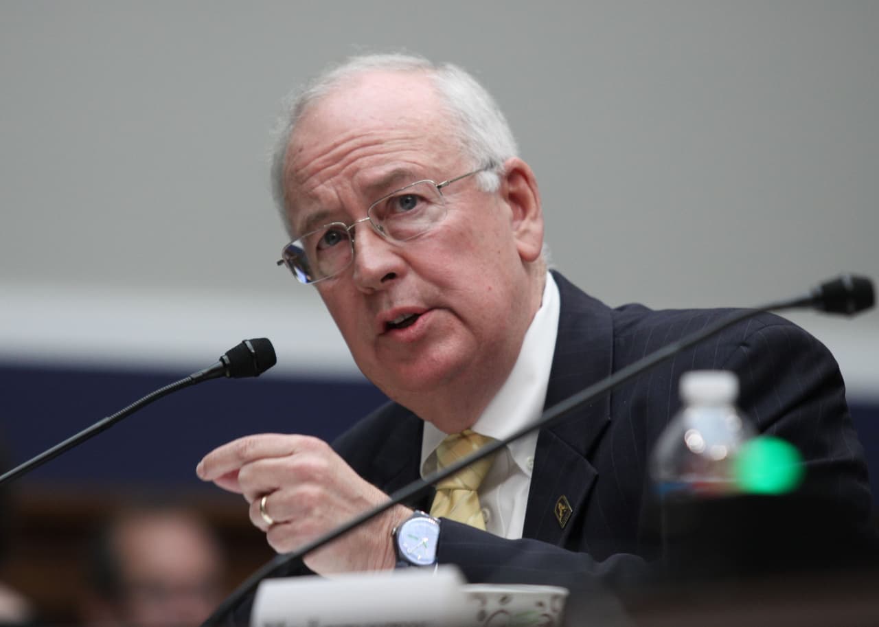 <b>Ken Starr, el fiscal especial que entre 1994 y 1998 encabezó el equipo que investigó a Bill Clinton</b>. Su trabajo logró que Clinton fuera sometido a juicio político por el caso de Monica Lewinsky. También tiene presencia mediática, es invitado frecuentemente a Fox News, donde ha expresado sus críticas a la manera como la Cámara de Representantes condujo las investigaciones del ‘impeachment’ de Trump. En 2017 
<a href="https://www.univision.com/noticias/politica/el-hombre-que-persiguio-a-clinton-en-el-caso-lewinsky-pide-a-trump-que-no-use-a-sessions-como-pinata-y-que-no-tuitee-tanto">había criticado duramente al presidente</a>, cuando consideró como "escandalosa y profundamente equivocada" su conducta contra Jeff Sessions, entonces Fiscal General.