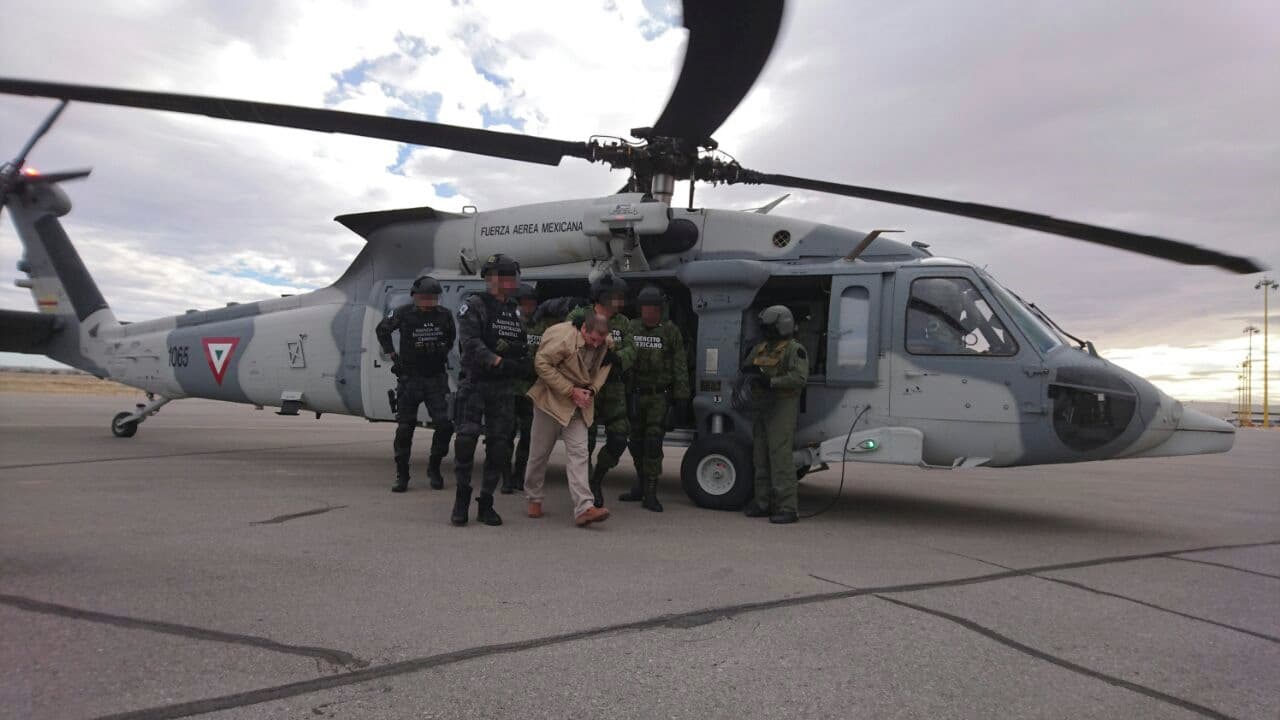 Joaquín Guzmán Loera, alias 'El Chapo', fue extraditado este jueves desde México a Estados Unidos, donde será juzgado por narcotráfico, lavado de dinero y homicidio.