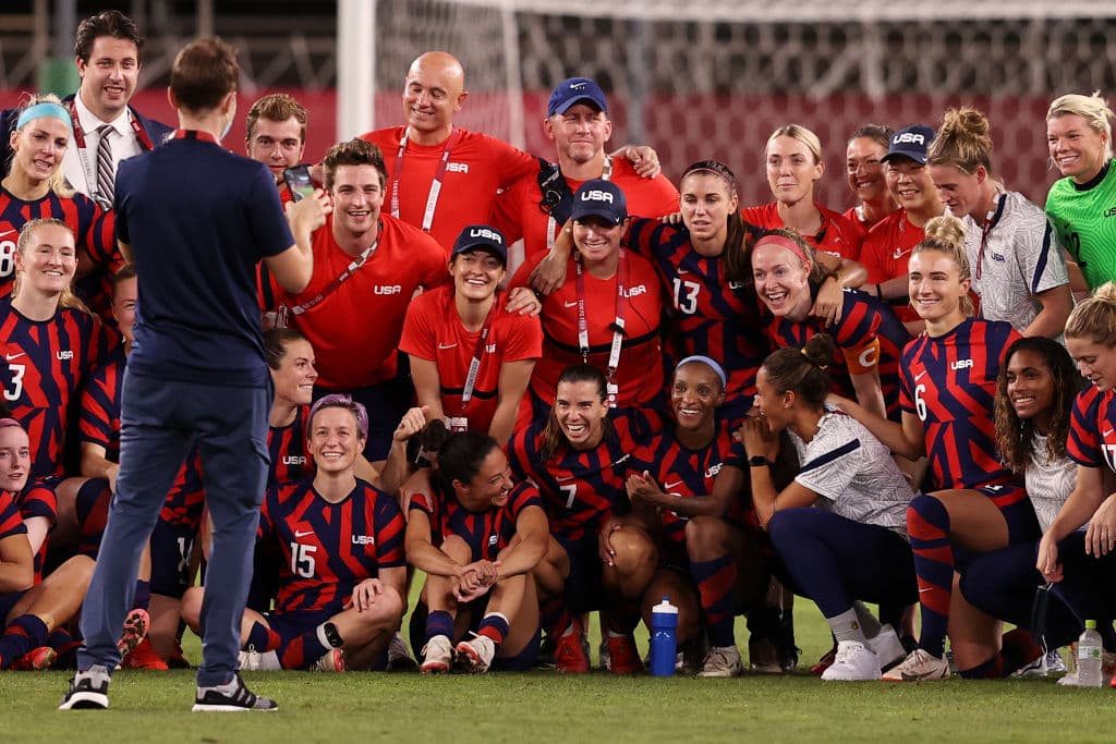 Estados Unidos luchó hasta el final y se lleva el bronce ante la escuadra de Australia 4-3. De la mano de Megan Rapinoe, quien anotó doblete, y de Carli Lloyd, quien también sumó dos tantos, logran subir al podio en los Juegos Olímpicos de Tokyo 2020. Alex Morgan salió lesionada del encuentro.