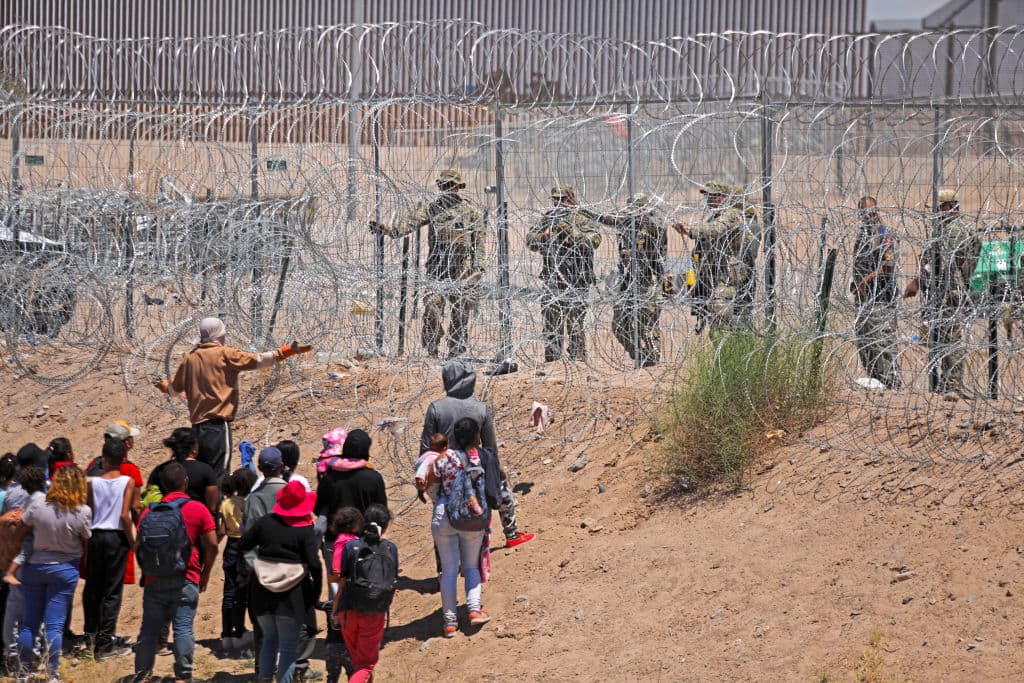 Con lo que se enfrentará Trump en su plan de usar a militares para sus deportaciones masivas
