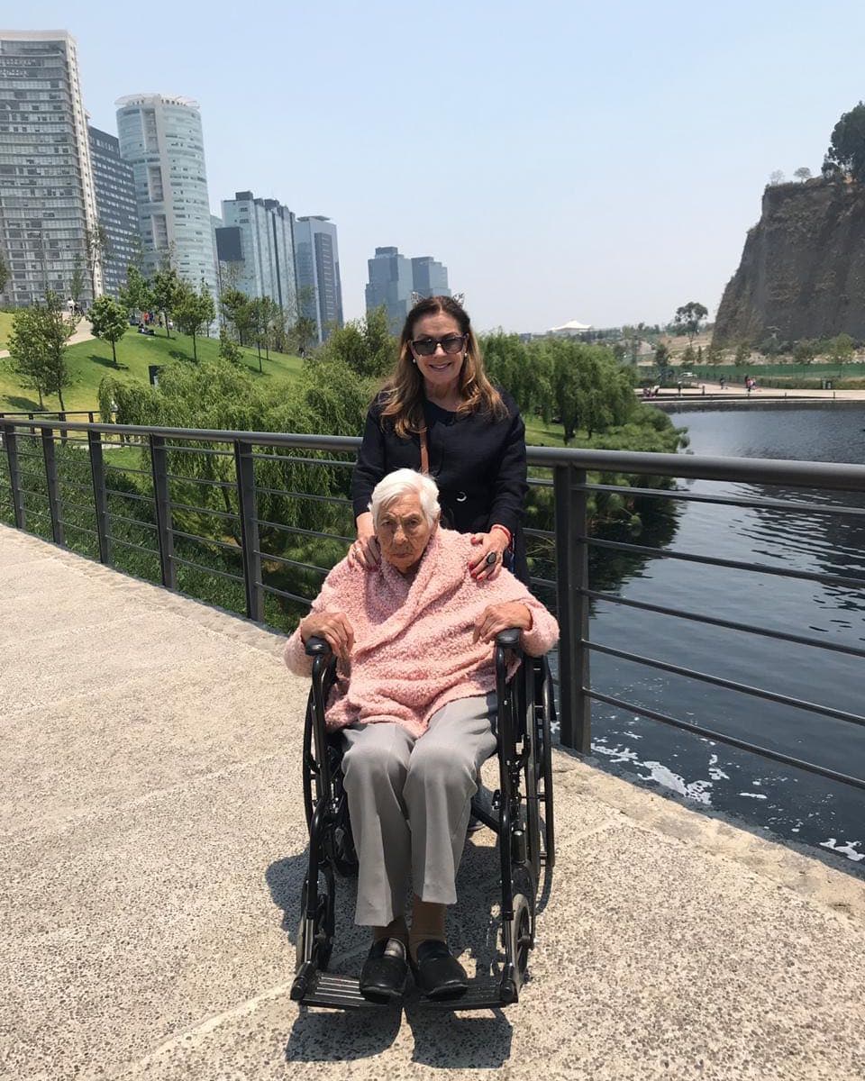 Ante los medios, la actriz de 65 años dijo que doña Eva Mange se fue "llena de amor". 
<br>