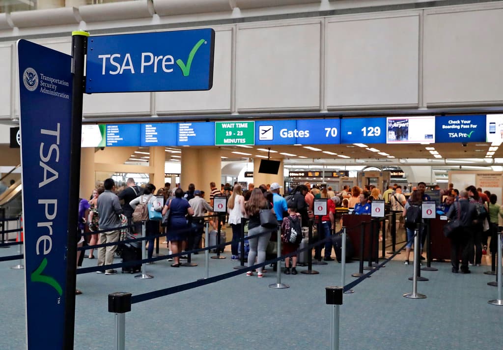 Problema de drenaje afecta vuelos internacionales en el Aeropuerto Internacional de Orlando 