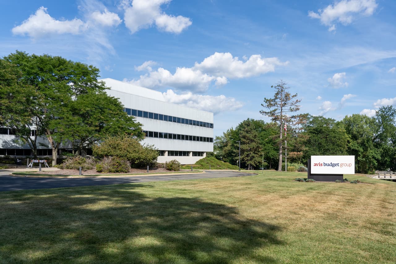 <h3 class="cms-H3-H3">15. Parsippany–Troy Hills</h3>
<br>
<br>Esta localidad cuenta con escuelas públicas altamente calificadas y clubes de fútbol juvenil para mantener a los niños activos después de clases. El área alberga una serie de pequeñas joyas históricas como el lugar de nacimiento del expresidente Grover Cleveland, además de una cabaña de troncos construida por Gustav Stickley, que ahora es el sitio del Museo Stickley en Craftsman Farms. Situada en el noreste de Nueva Jersey, Parsippany está a poca distancia de la ciudad de Nueva York, pero los residentes disfrutan de un costo de vida más bajo, con precios de vivienda más razonables.
<br>
<br>🏡
<b> Estado:</b> Nueva Jersey
<br>
<br>🏡
<b> Condado:</b> Morris
<br>
<br>🏡 
<b>Población:</b> 54,295