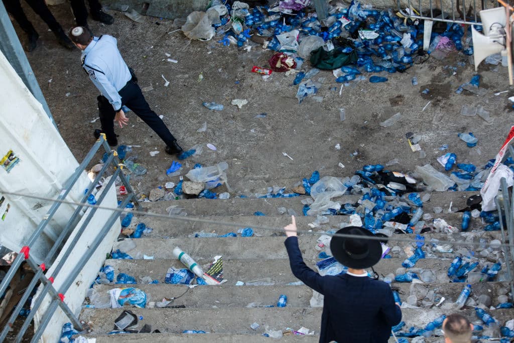 Antes de la tragedia, una multitud recorría pasillos y salas, bailando y cantando, rezando y encendiendo velas y hogueras. También había niños y hombres y mujeres estaban separados, informó la AFP.