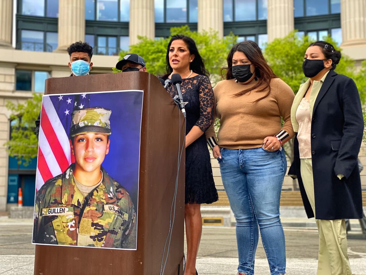 Miembros de la familia Guillen en una conferencia de prensa en Washington DC con su abogada Natalie Khawam en el aniversario del asesinato de Vanessa Guillen, el 22 de abril de 2021. De izquierda a derecha; Juan Cruz (novio de Vanessa), Rogelio Guillen (padre de Vanessa), y su hermana Mayra Guillen y Lupe Guillen.