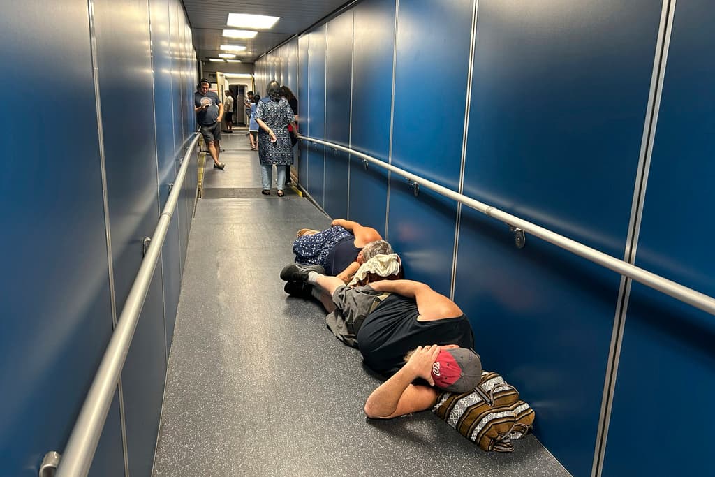 Había pasajeros que ya estaban adentro de un avión, en espera del despegue, cuando la falla tecnológica obligó a desalojar las naves. Les tocó esperar en las instalaciones del aeropuerto internacional de Los Ángeles, LAX.