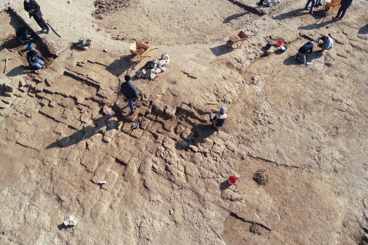 El hallazgo se encuentra en Kemune, en el Kurdistán iraquí. Los investigadores creen que la ciudadela fue destruida por un terremoto ocurrido alrededor del año 1350 a. C.