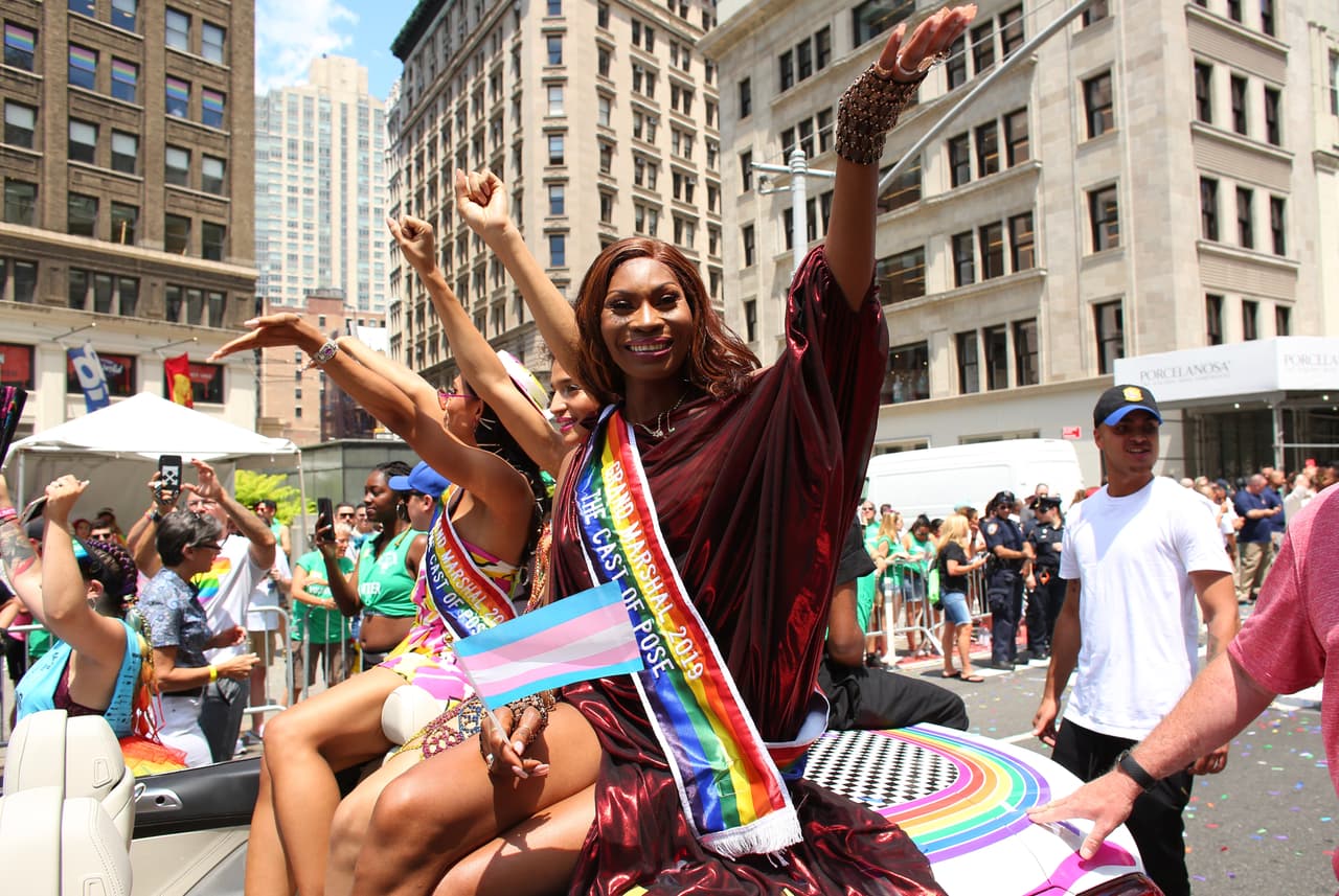 La gente participa en la Marcha del Orgullo en las calles de Manhattan.