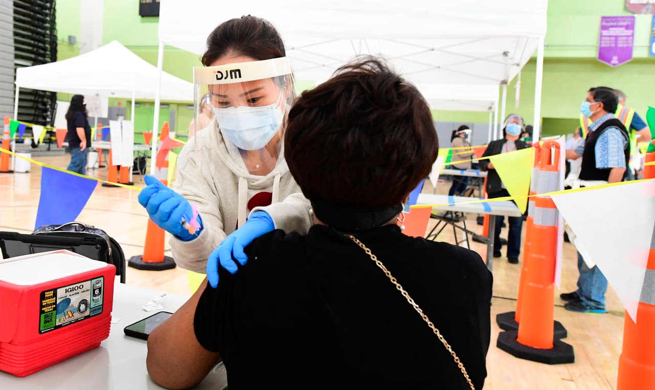 Debido al aumento de casos de coronavirus y al número de personas que aún no se han vacunado en el condado de Los Ángeles las autoridades decidieron 
<b>retomar la medida del uso obligatorio de mascarillas en interiores para personas vacunados y no vacunados a partir de este sábado</b>.