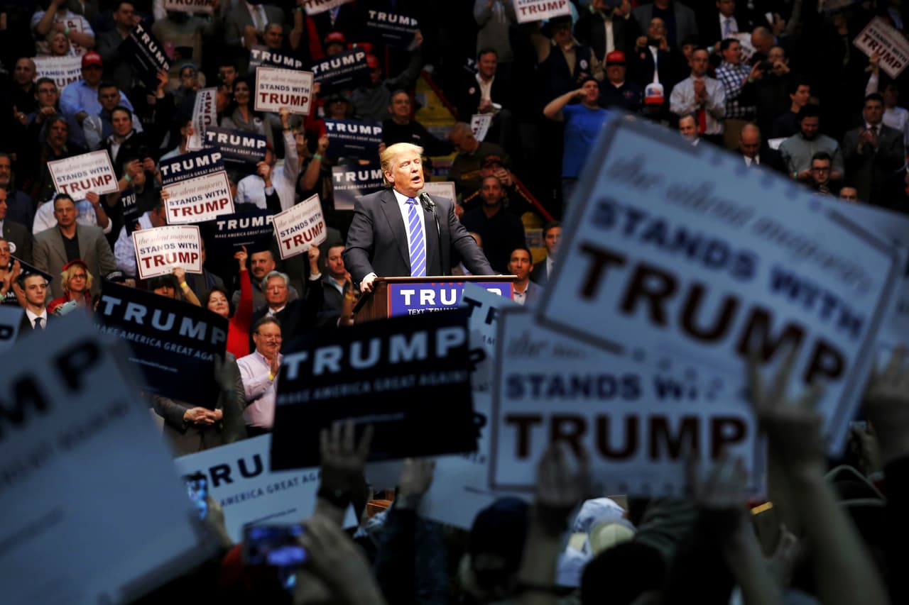 Si se concretan los números de las encuestas, el triunfo de Trump en Nueva York sería aplastante. El magnate encabeza todos los sondeos, y la encuesta más auspiciosa para su campaña (realizada por la cadena de noticias neoyorkina NY1) lo muestra con una diferencia de 43 puntos sobre el segundo John Kasich. EN la foto, Trump en Albany el 11 de abril.