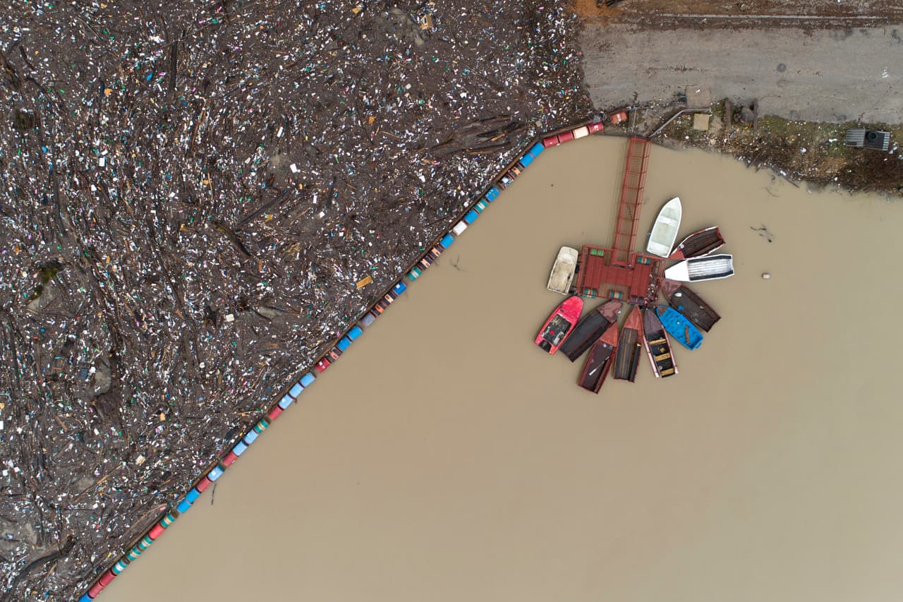 Recoger la basura que se acumula toma como seis meses y luego sobrepasa la capacidad de Visegrado. "Los incinaderos del vertedero municipal siempre están encendidos", dijo Dejan Furtula, del grupo ambientalista Eko Centar de Visegrado. Las condiciones en el lugar no son solo "un gran peligro ambiental y para la salud", pero también algo "muy vergonzoso para todos", le dijo a la AP. 
<br>