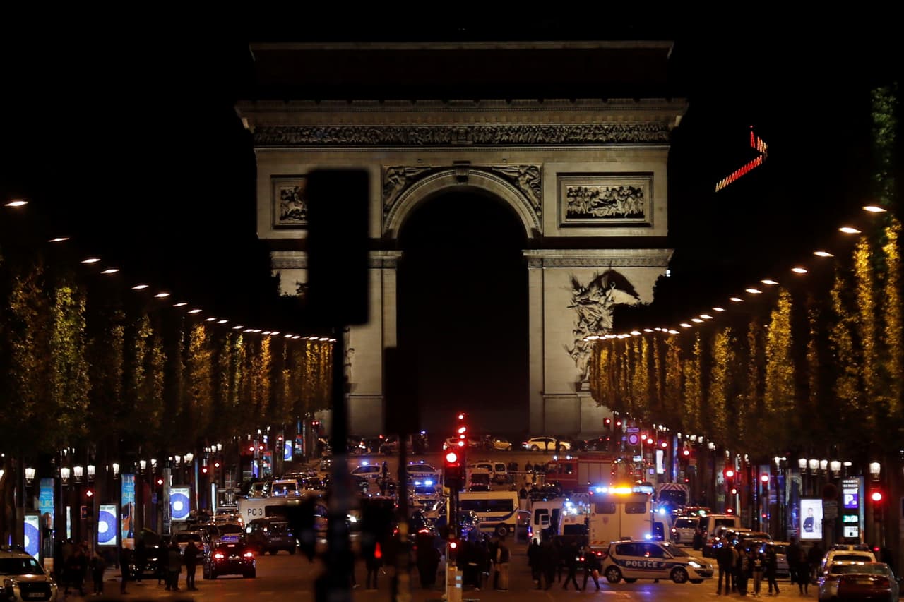 El hombre que mató a un oficial en París era un convicto que ya había atacado a policías