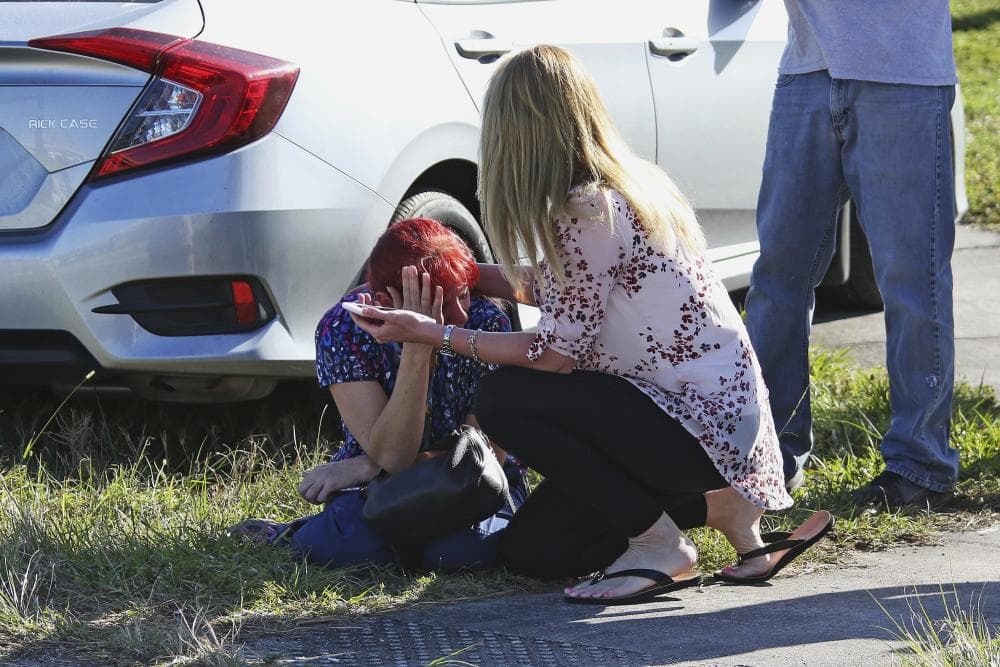Familiares de las víctimas fuera de la secundaria Marjory Stoneman Douglas.