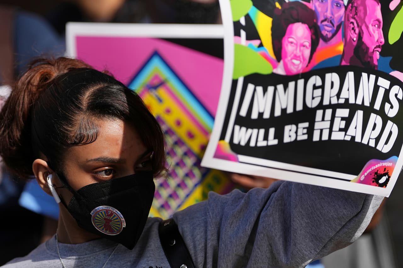 Partidarios de los derechos de los inmigrantes se manifiestan mientras marchan desde el Palacio de Justicia Federal en Filadelfia, el jueves 1 de mayo de 2025. 
<br>
<br>Si bien las manifestaciones se centran en los derechos laborales, muchas también criticaron los esfuerzos del gobierno por debilitar a los sindicatos, reducir la fuerza laboral federal y limitar las protecciones para los inmigrantes. 
<br>