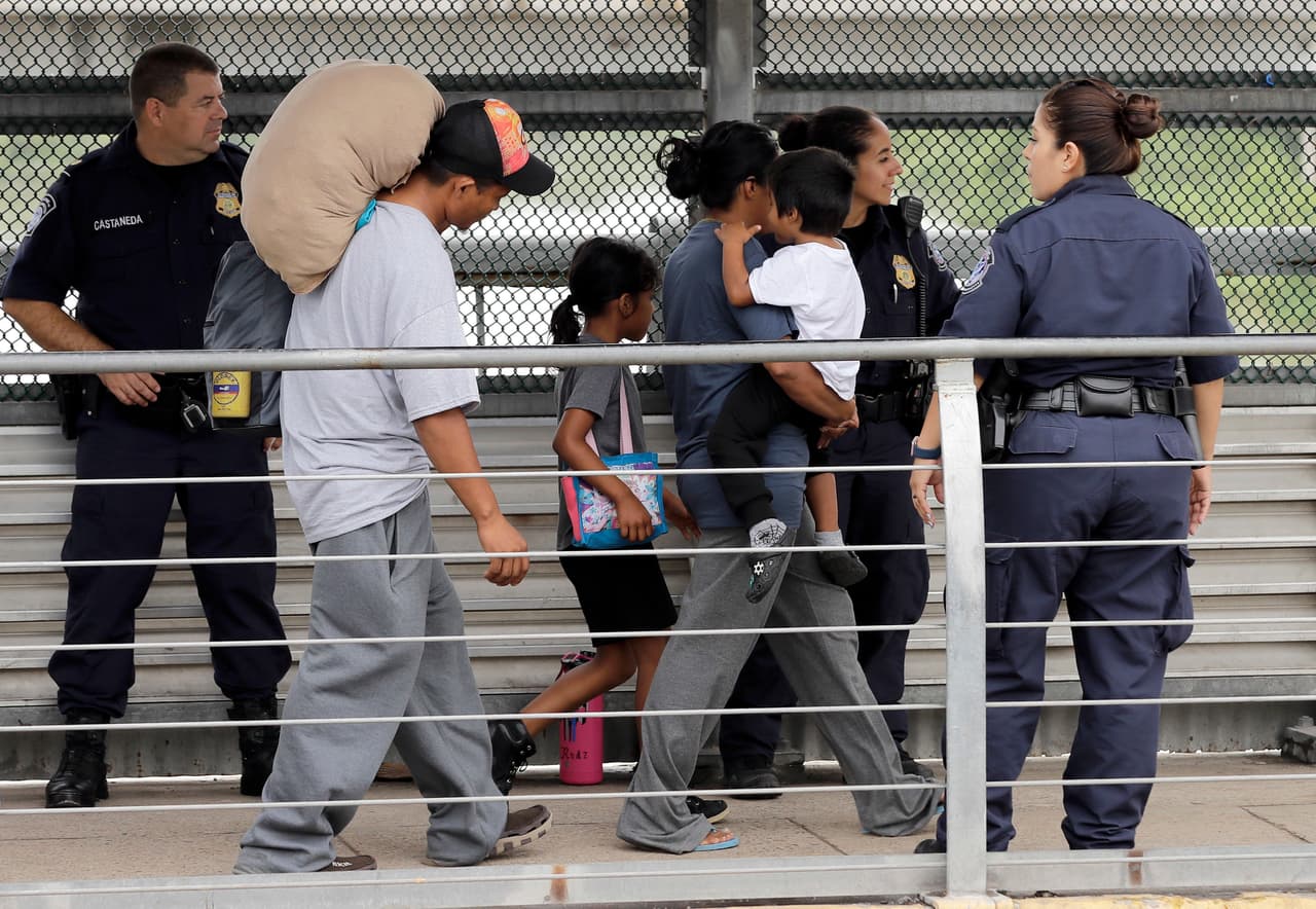 Qué debes hacer si eres uno de los 78,000 indocumentados en la lista de ICE para ser deportado