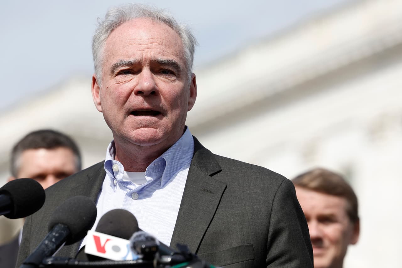 El senador de Virginia Tim Kaine comparó al mandatario con George Washingon y Teddy Roosevelt, “cuando pusieron desinteresadamente a su país por encima de sus propias ambiciones políticas”.