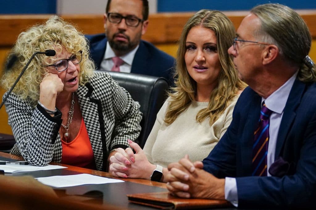 Jenna Ellis junto con su equipo legal en la audiencia en la que se declaró culpable de haber dado testimonios falsos, el 24 de octubre del 2023.