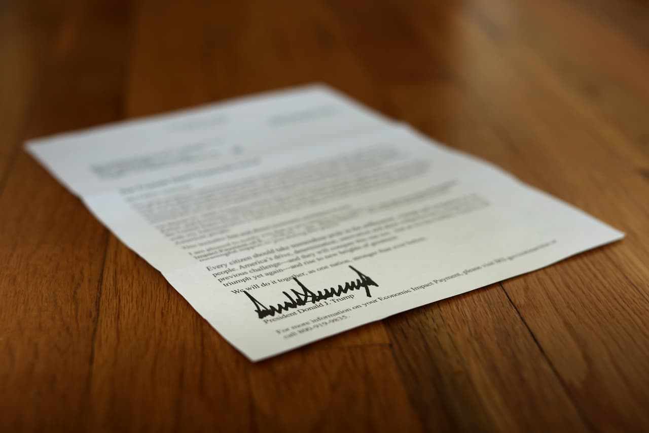 El segundo paquete de estímulo económico que fue aprobado durante la presidencia de 
<a href="https://www.univision.com/temas/donald-trump">Donald Trump</a> entrega a personas elegibles “$600 para individuos y $1,200 para parejas casadas que presentan declaraciones de impuestos conjuntamente”, 
<a href="https://www.irs.gov/es/newsroom/treasury-and-irs-begin-delivering-second-round-of-economic-impact-payments-to-millions-of-americans" target="_blank">según</a> el IRS. Además, recibirán $600 por cada dependiente calificado. Sin embargo, “los dependientes mayores de 17 años no son elegibles para este pago”, informó la agencia.