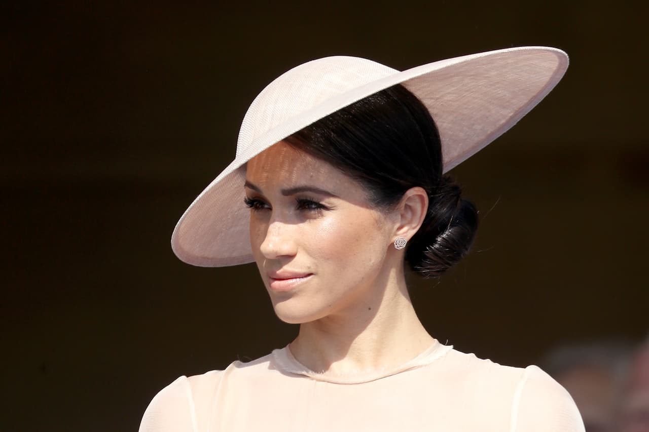 <b>22 de mayo, 2018</b>
<br>Más sorpresa aún generó su pelo perfectamente peinado (nada que ver con su tradicional 'messy bun') bajo una pamela hecha a la medida del conocido 
<a href="https://www.philiptreacy.co.uk/en">diseñador <b>Philip Treacy.</b></a>
<b> </b>También llevó unos 
<a href="http://vanessa-tugendhaft.com/en/collection-idylle/82-idylle-earring-la-rose-diamonds.html"><b>aretes de diamantes</b></a> en forma de rosa.