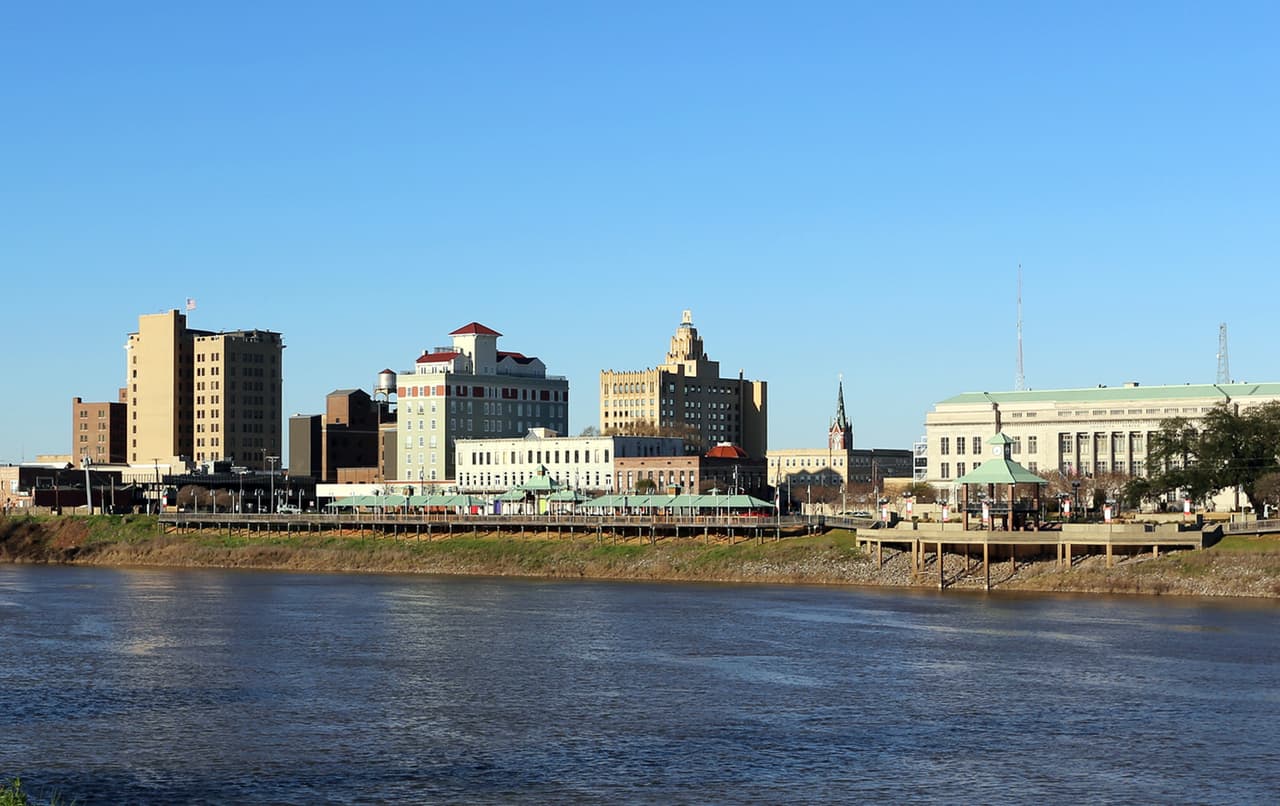 <b>Puesto 9. Monroe, Louisiana.</b>
<br>
<br>Entradas ilegales para cometer robos en 2019: 1,305 por cada 100,000 habitantes.
<br>
<br>Porcentaje del total de este tipo de crímenes en el estado: 2.3% de 14,372.
<br>
<br>Tasa de pobreza en 2019: 36.8%.
<br>
<br>Tasa de desempleo en 2019: 6.4%.
<br>
<br>Louisiana y Carolina del sur tienen cuatro condados entre los primeros cincuenta con más de este tipo de crímenes en el país.
<br>