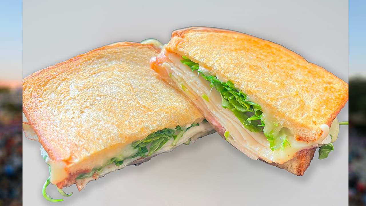 <b>BOUJEE GRILLED CHEESE</b> de Stay Cheesy 
<br>Lo describen como el 
<b>“sándwich favorito de Estados Unidos”</b>, lleva queso a la plancha gourmet relleno de rúcula fresca, manzanas verdes cortadas en rodajas finas, pavo y 
<b>mayonesa de arándanos hecha en casa</b>.
<br>