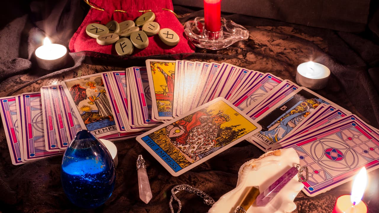 En cambio, busca en tu vida diaria ejemplos personales relacionados a alguna carta en particular. ¿Qué tarjeta te describe mejor este día? Vela, lee qué significa, un paso a la vez, no todos al mismo tiempo.