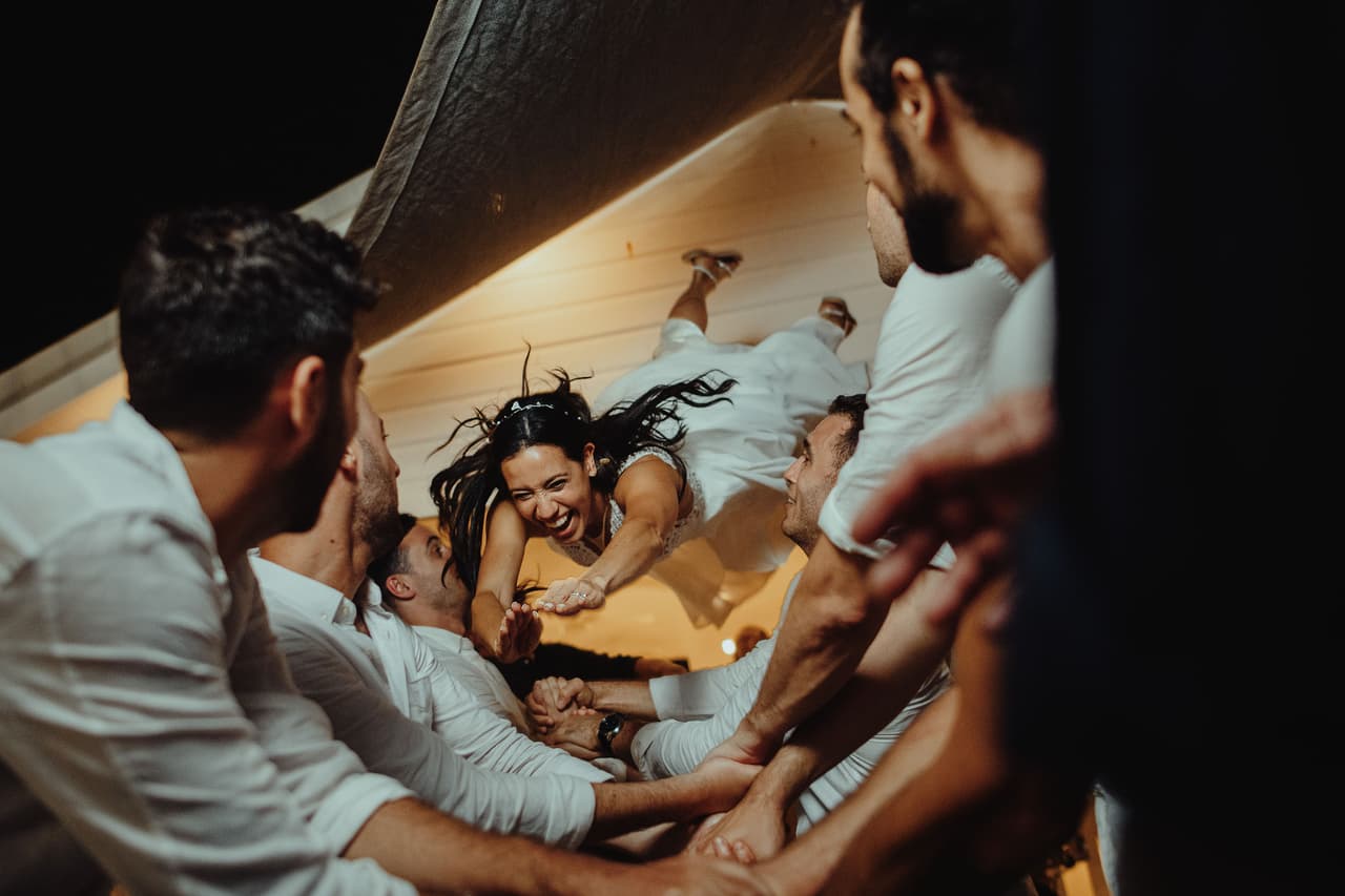 En esta imagen la novia parece volar a los brazos de los miembros del cortejo nupcial, también finalista en la categoría ‘pista de baile’.