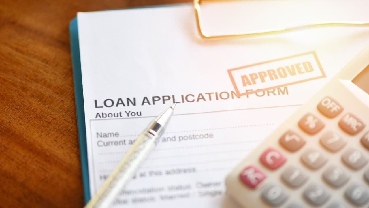 <b>Saque un préstamo</b>: puede considerar obtener un préstamo para 
<b>consolidar </b>y 
<b>refinanciar sus deudas</b>. Si obtiene un préstamo con una 
<b>tasa de interés más baja</b> y paga sus tarjetas de crédito, esa tasa más baja podría ahorrarle miles de dólares en intereses. Esta es una forma realista de pagar la deuda de la tarjeta de crédito si actualmente tiene poco o nada de dinero para pagarla.
<br>
<br>