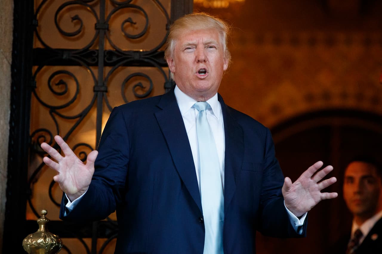 Trump dice ahora que es un gran "fan" de la inteligencia de EEUU después de haber citado a Assange para desprestigiarla