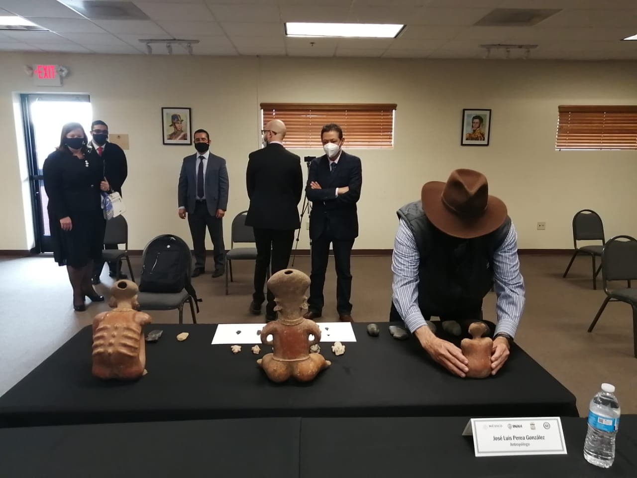 La investigación comenzó después de que dos ciudadanos mexicanos se presentaron para ingresar a los Estados Unidos desde México a través de el Puerto de Entrada Mariposa en Nogales con cientos de artefactos.