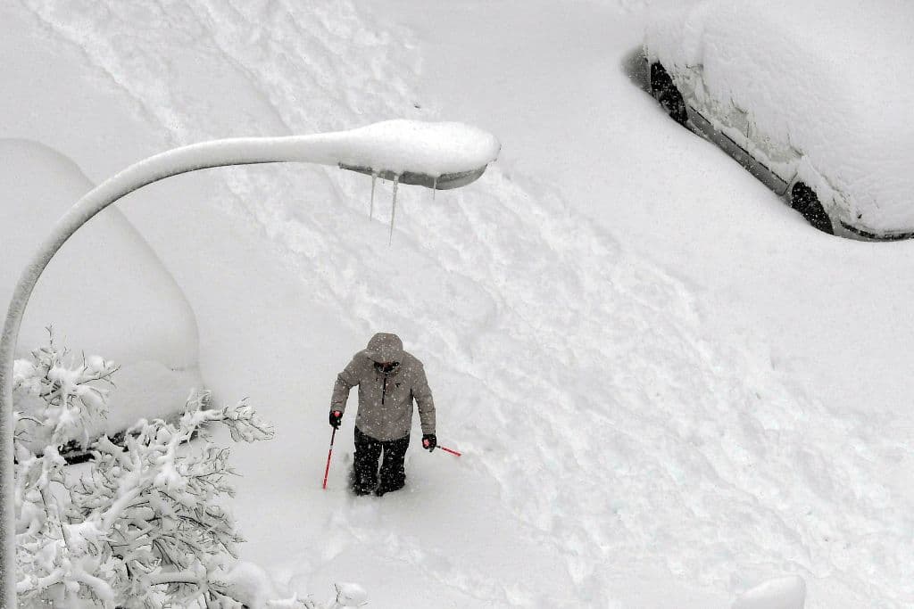 La nieve llegó a alcanzar hasta medio metro o más de espesor de nieve, según informó el alcalde, José Luis Martínez Almeida. Ahora la situación se puede complicar cuando las temperaturas bajen drásticamente en los siguientes días, pues el país se enfrenta a una nueva ola de frío que dejará temperaturas de hasta 3 grados Fahrenheit (16 grados Celsius bajo cero) en algunas regiones.