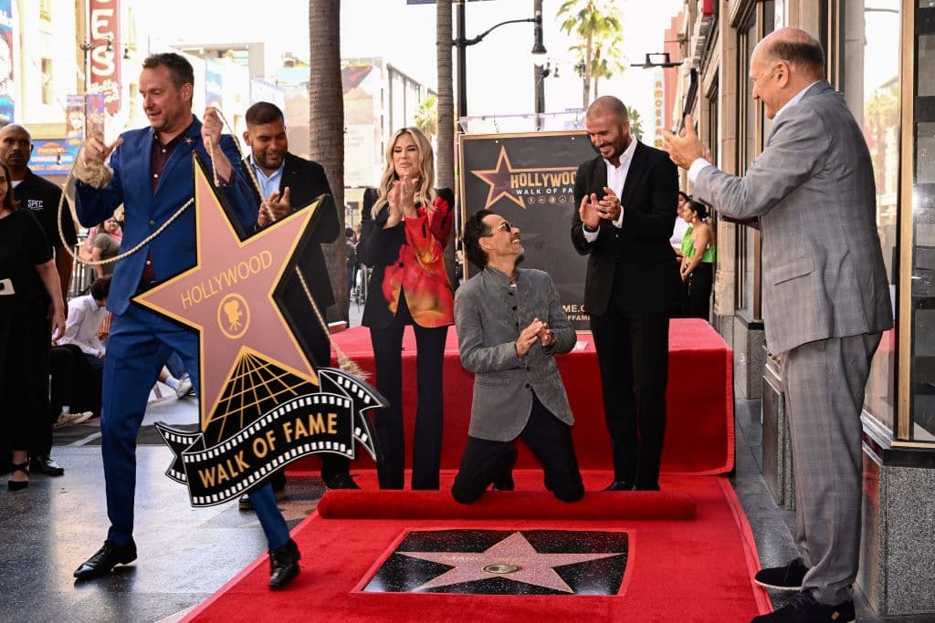 Marc Anthony, asombrado por su compadre, el exfutbolista David Beckham, recibió 
<b>la estrella 2,762 </b>en el Paseo de la Fama de Hollywood, con la cual celebra sus más de 30 años de carrera.