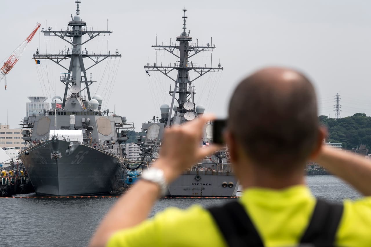 <b>El intento de esconder el buque USS McCain para que Trump no lo viera.</b> En ocasión de la reciente visita de Trump a Japón, 
<a href="https://www.univision.com/noticias/politica/la-casa-blanca-quiso-mover-el-buque-uss-mccain-para-que-trump-no-lo-viese-en-japon-segun-un-reportes">la Casa Blanca quiso que la Marina estadounidense moviese un destructor</a> bautizado con el nombre del fallecido senador John McCain, con quien el mandatario tuvo serias y públicas diferencias. "El USS John McCain no debe quedar a la vista", pidió antes de la visita presidencial un responsable militar estadounidense en un correo al que accedió el diario 
<i>The Washington Post.</i> El secretario de Defensa interino, Patrick Shanahan, dijo que la orden de "esconder de la vista de Trump" el destructor de la Marina estadounidense salió de la oficina militar de la Casa Blanca, pero "la directiva no fue llevada a cabo".