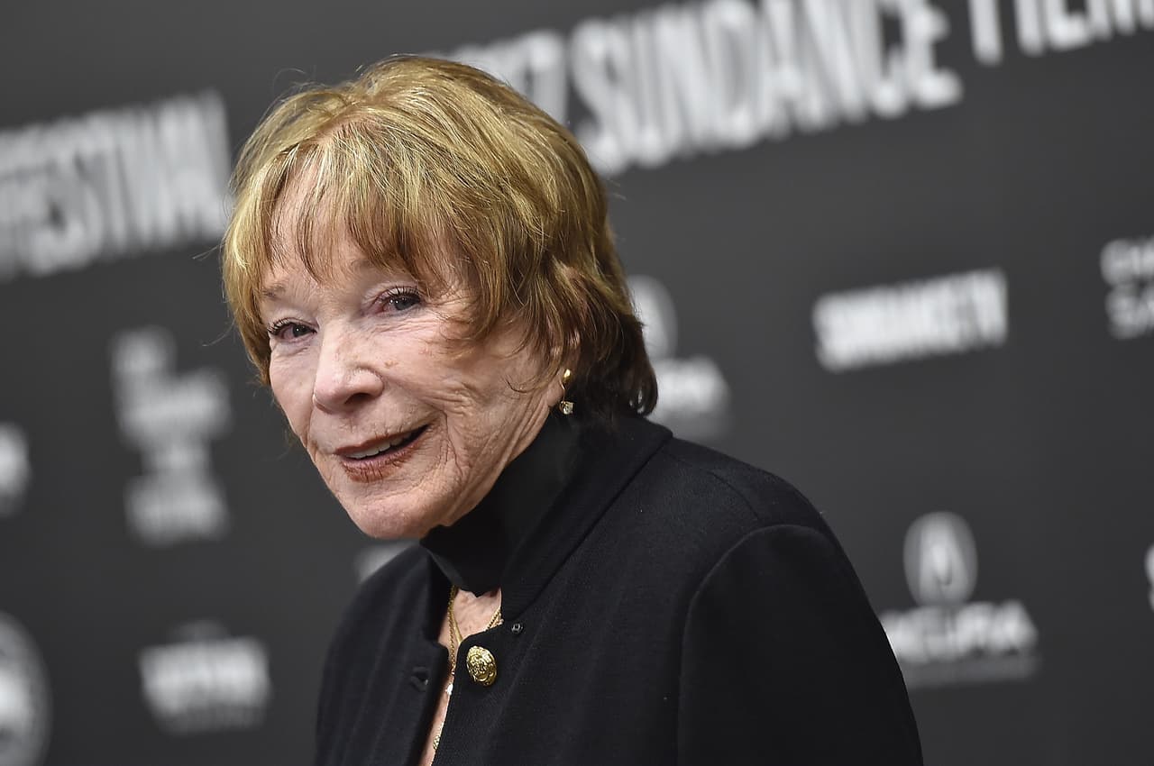 Shirley MacLaine es creyente de la ufología y afirma que ha visto un montón de ovnis a lo largo de su vida.