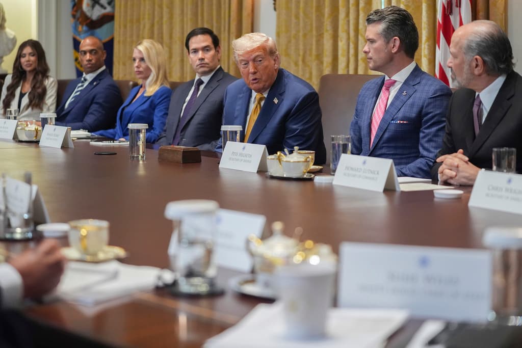 El presidente de Estados Unidos, Donald Trump, habla en una reunión de gabinete el martes 8 de julio de 2025, en Washington DC.