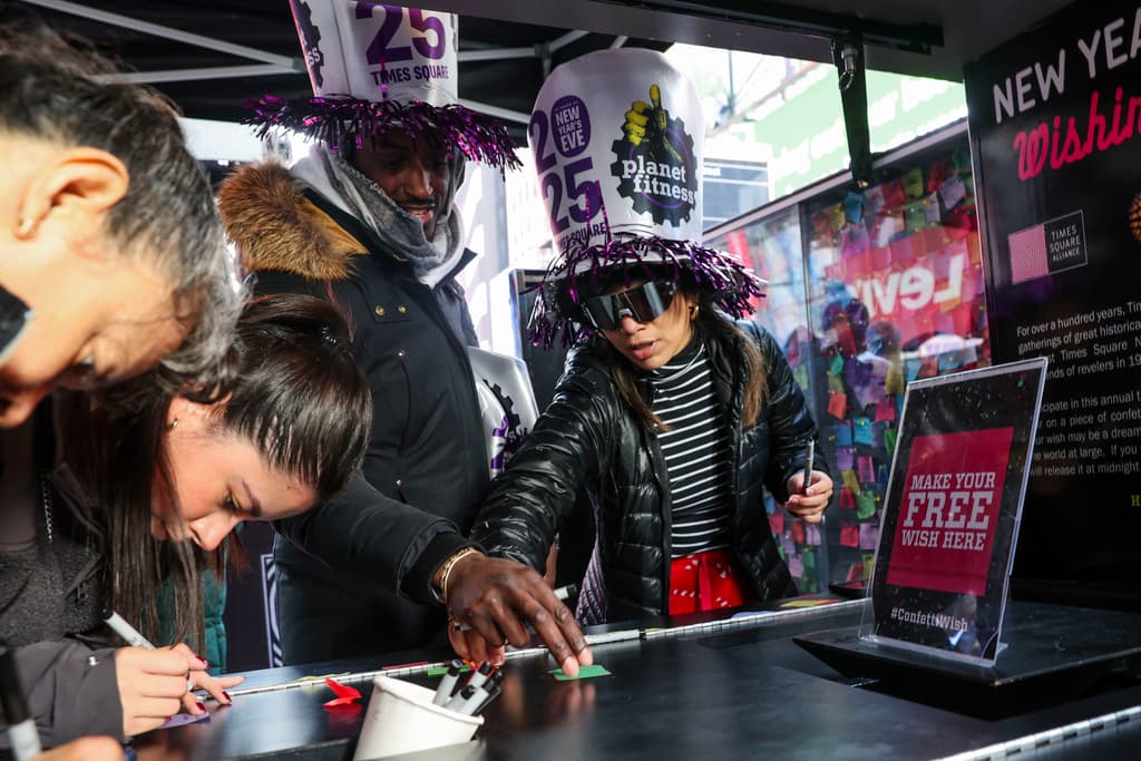 Miles de personas se congregarán en Times Square para presenciar la caída de la bola. El confeti marcará el momento culminante de la celebración a medianoche.