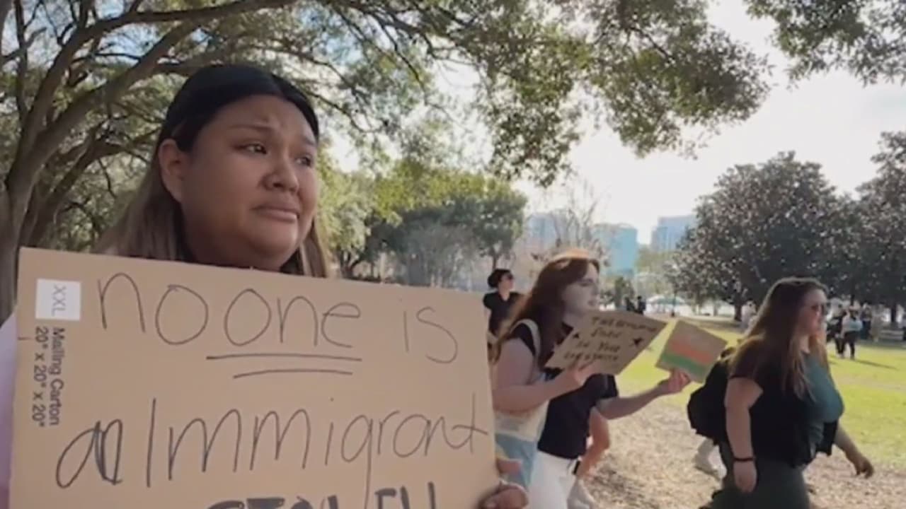 Estudiantes de Florida rechazan las políticas migratorias de Trump y DeSantis en protesta en Orlando