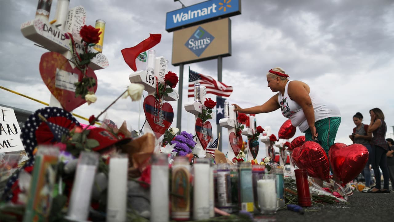 22 personas murieron y más de 20 resultaron heridas en El Paso, Texas, luego de que 
<a href="https://www.univision.com/local/houston-kxln/noticias/criminalidad/el-acusado-del-tiroteo-de-el-paso-confeso-que-su-objetivo-eran-los-mexicanos" target="_blank">un pistolero abrió fuego dentro de una sucursal de Walmart.</a> 
<b>"Es uno de los días más mortales en la historia de Texas",</b> dijo Greg Abbott, gobernador del estado tras el tiroteo. El autor de la masacre le confesó a las autoridades que su objetivo era matar "mexicanos".