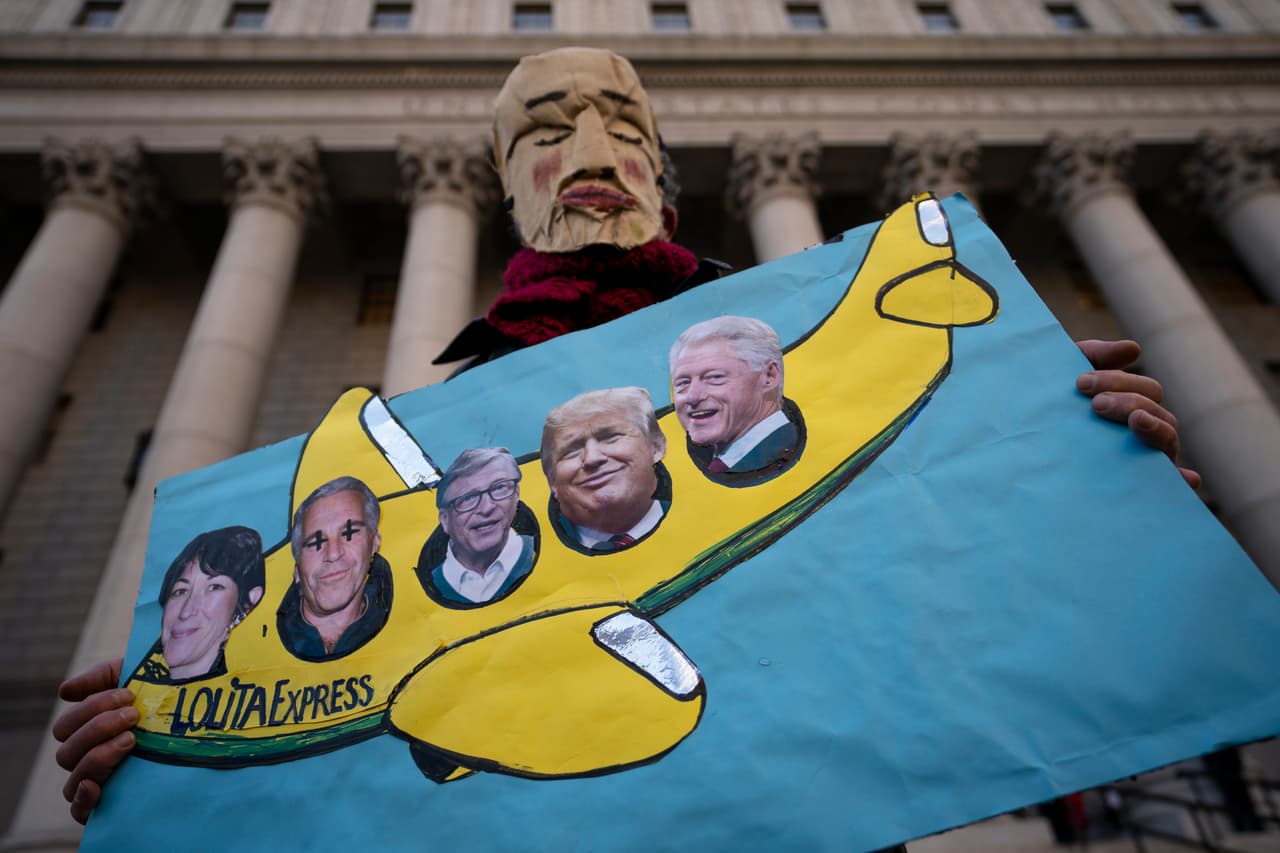 Una persona protesta frente al tribunal de Manhattan donde se celebra el juicio contra 
<a href="https://www.univision.com/noticias/caso-epstein-victima-pedira-que-ghislaine-maxwell-permanezca-en-prision-hasta-el-juicio">Ghislaine Maxwell</a>. La fiscalía sostiene que Maxwell y Jeffrey Epstein eran "cómplices" en los delitos de abuso sexual de adolescentes, en una red que involucró a políticos y empresarios. Los abogados de Maxwell aseguran que la habían convertido en chivo expiatorio por el mal comportamiento de un hombre mientras el juicio por tráfico sexual de la socialité británica comenzaba en Nueva York.