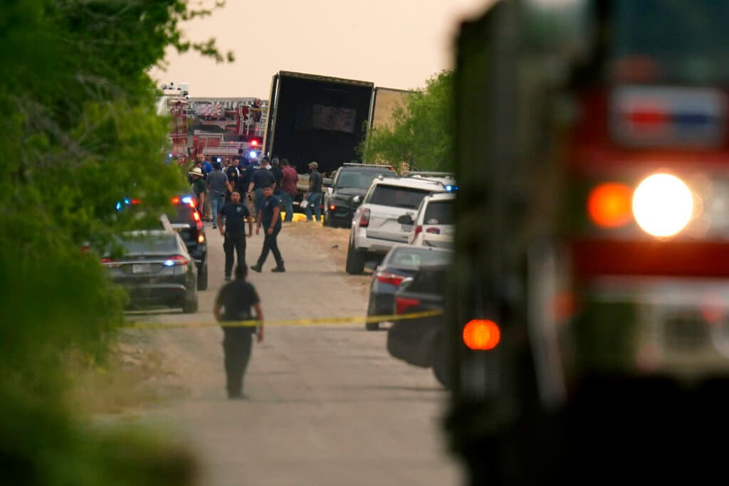 La peor tragedia en décadas relacionada con el transporte de indocumentados dentro de camiones de carga se registró en Texas el 27 de junio de 2022: más de 50 personas perdieron la vida.