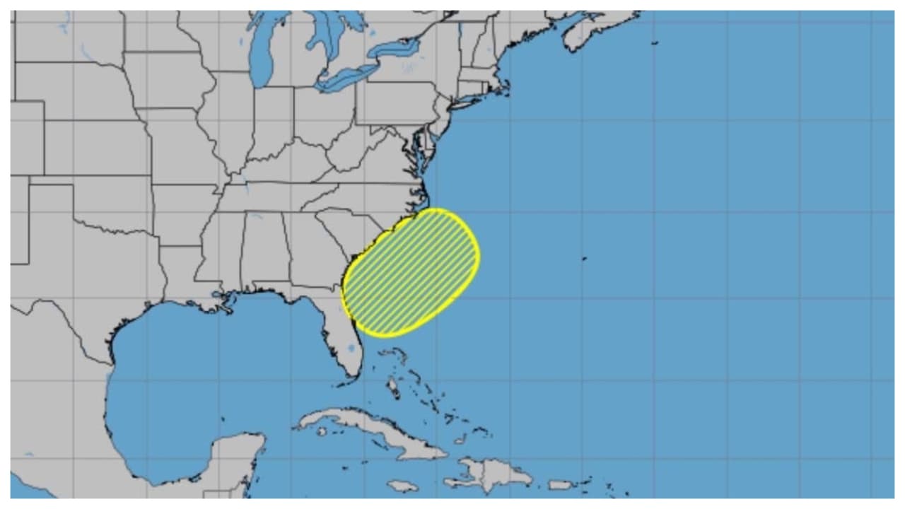 Centro Nacional de Huracanes vigila una zona al norte de Florida donde puede formarse un ciclón
