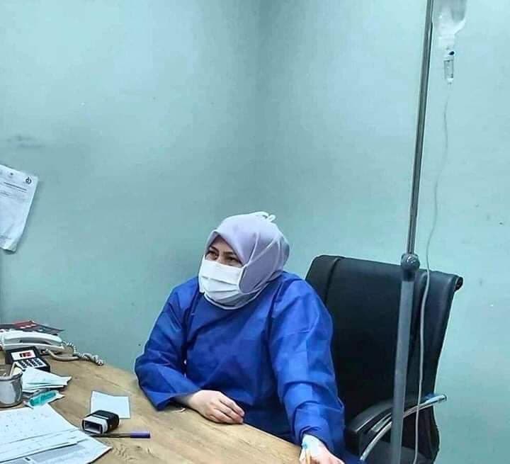 <b>Puesto 18: Shirin Rouhani, médica del hospital Shohada, Irán.</b> Enfrentando una grave escasez de personal médico, Rouhani continuó tratando a los pacientes incluso después de que ella misma enfermó de covid-19. Después de su muerte, muchos iraníes usaron las redes sociales para compartir una foto de la médico trabajando enferma, elogiando su persistencia y valentía.
<br>