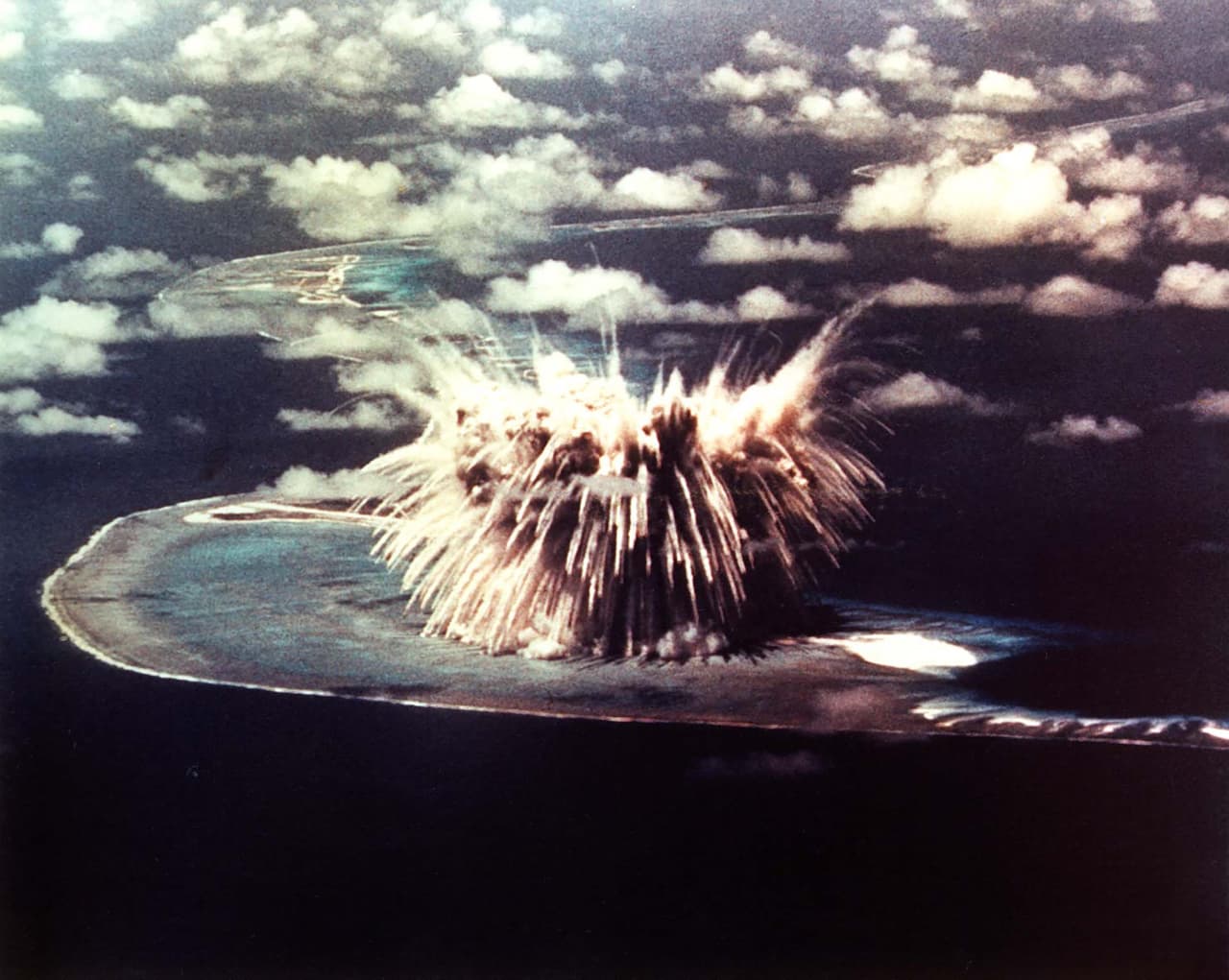 ‘Seminole’, otra de las pruebas nucleares realizadas en el arrecife Enewetak. Casi 70 años después de los ensayos, 
<a href="https://www.univision.com/noticias/mundo/el-sarcofago-nuclear-de-la-guerra-fria-que-preocupa-a-la-onu-por-fugas-radioactivas">las posibles repercusiones negativas para el medio ambiente preocupan tanto a la ONU como a la presidenta de las Islas Marshall</a>, Hilda Heine, quien se reunió con Antonio Guterres, secretario general de la Organización de las Naciones Unidas (ONU