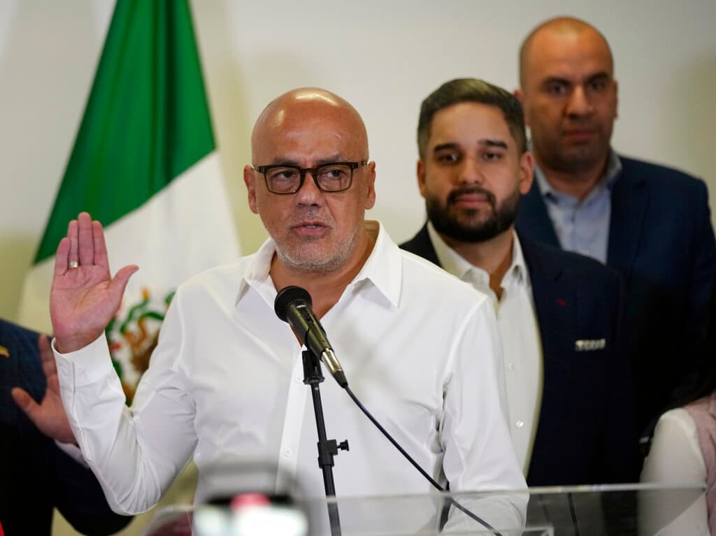 Gobierno y oposición en Venezuela firman un acuerdo social en México
