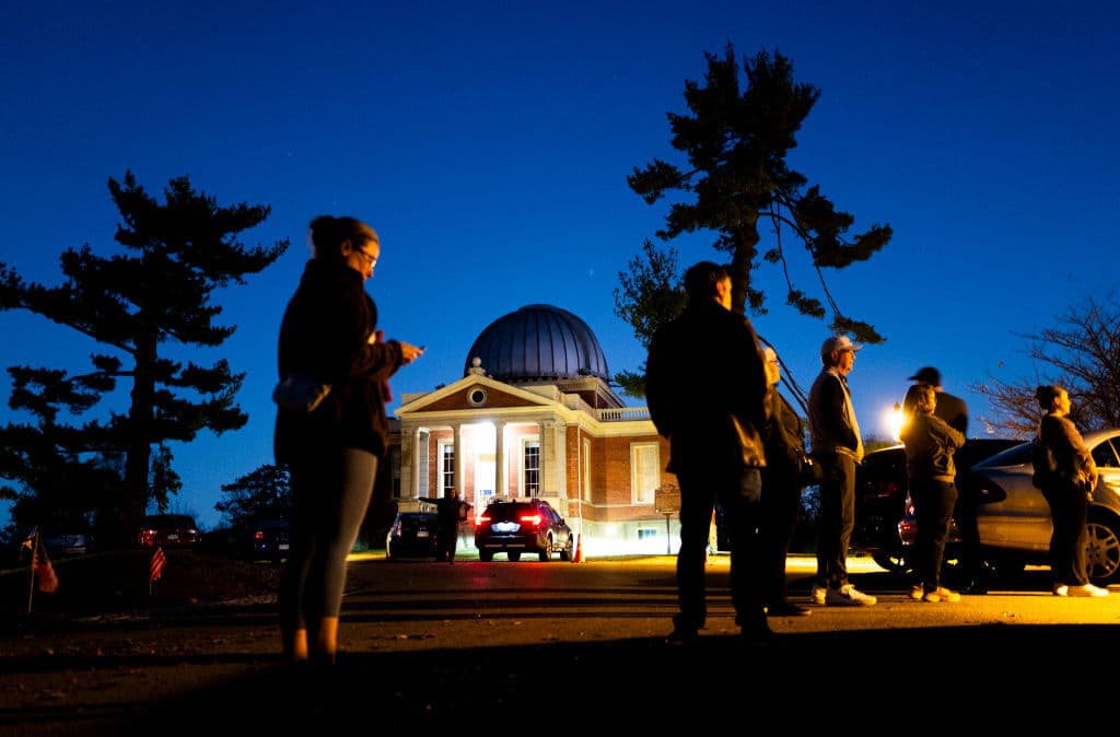 Votantes hacen fila desde muy temprano en el Observatorio de Cincinnati, Ohio, uno de los varios estados que abrieron los centros de votación a las 6:00 am, hora del este de EEUU. Entre las 7:00 am y las 8:00 am abrirán las mesas en el resto de los estados del este y centro del país.