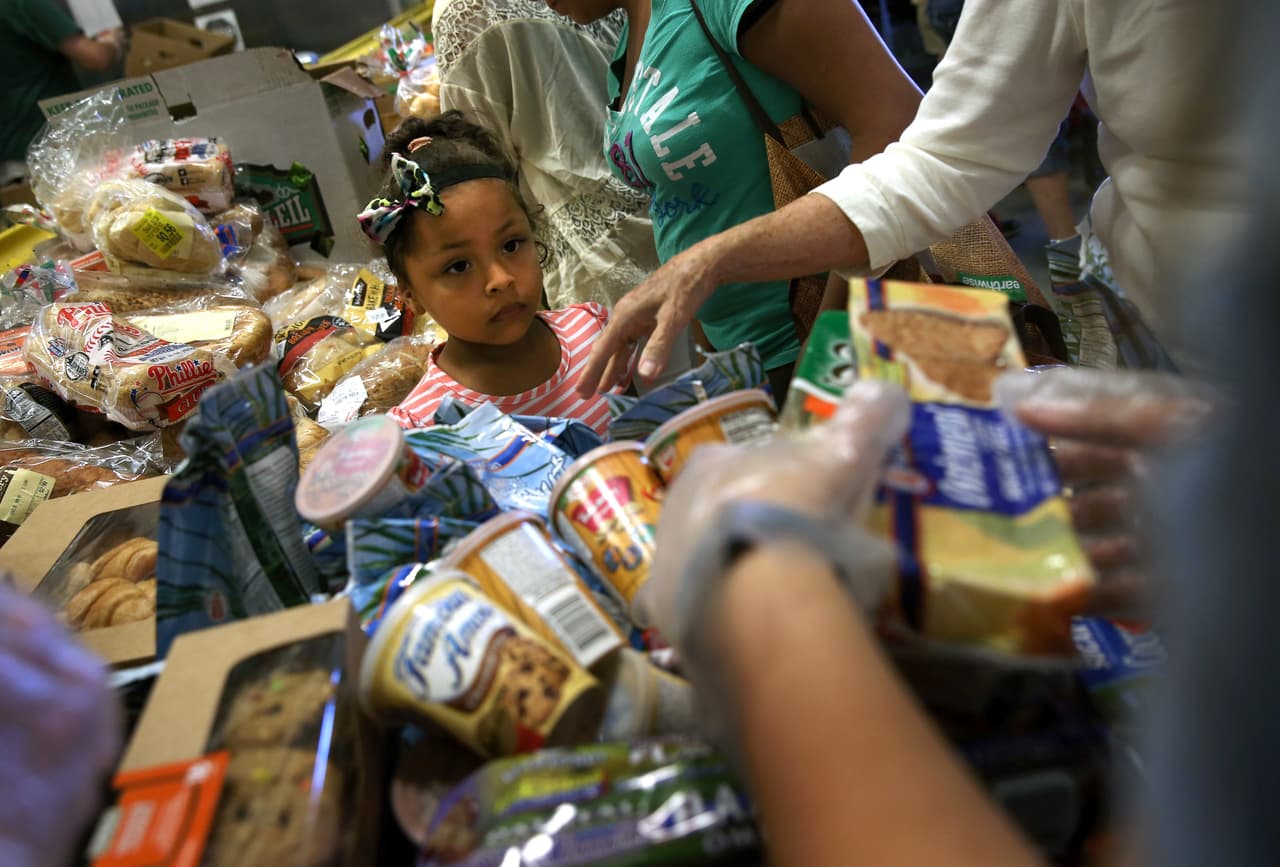 <b>Donar comida enlatada</b>- Hablando de comida sobrante, es probable que tenga una lata extra de judías verdes u otros productos no perecederos que se pasaron por alto en el caos. Tómese el tiempo del Black Friday para buscar en sus gabinetes los artículos que le gustaría donar y llévelos a su despensa de alimentos local.