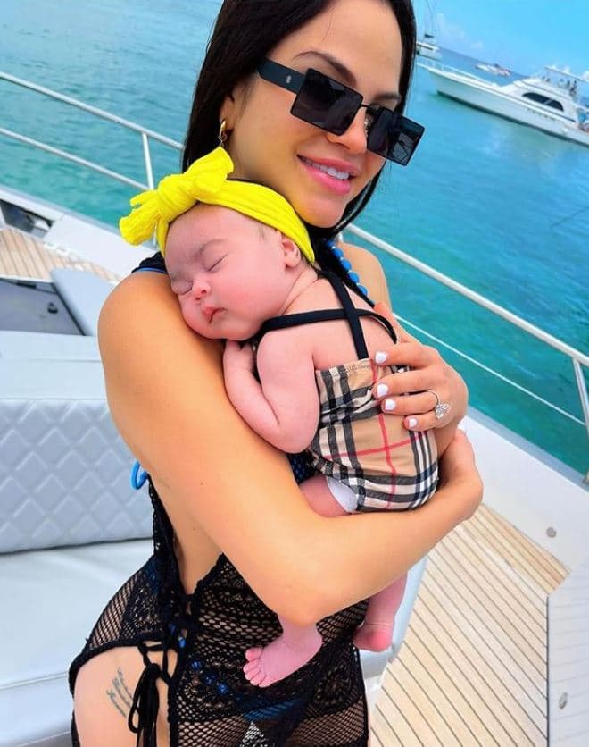 <b>#5 Natti Natasha </b>
<br>Natti Natasha estaba en la recta final de su embarazo en el Día de las Madres de 2021. Sin embargo, fue días después de esta fecha que debutó como mamá con su bebé Vida Isabelle, hija que comparte con su novio el productor musical Raphy Pina. 
<br>