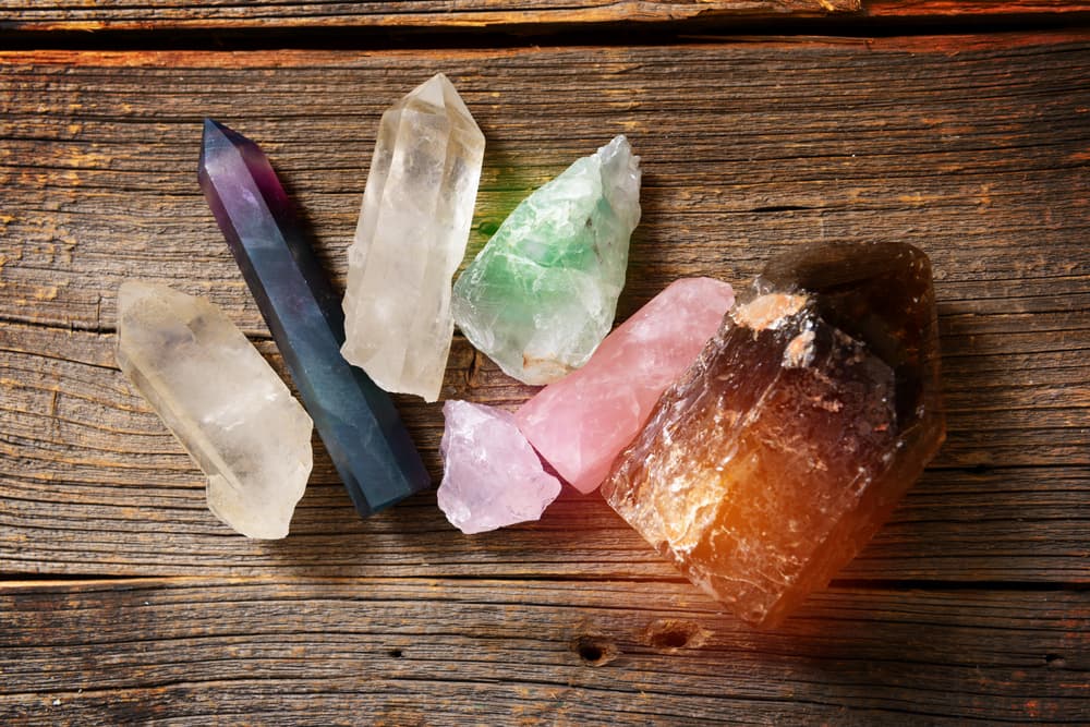 La sal de mar, como buen elemento de protección, también es un gran ingrediente puro para limpiar un cristal, aunque insistimos que debes tomar caso por caso para revisar muy bien que no afecte a tu gema en particular.