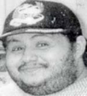 <h3 class="cms-H3-H3">Francisco Martínez</h3>
<br>
<br>Con 40 años cumplidos, este ecuatoriano fue acusado de 
<b>matar a tiros a su propio empleador en Passaic, Nueva Jersey, el 14 de septiembre de 2001</b>, luego de una fuerte discusión sobre un incendio y un robo de material textil en la empresa. 
<br>
<br>La agencia cree que Martínez, quien tiene estatus de residente permanente en Estados Unidos, se encuentre viajando por Sudamérica. 
<b>Además, ha ofrecido una recompensa de hasta 25,000 dólares para todo aquel que ayude a detenerlo. </b>
<br>
<br>
<br>