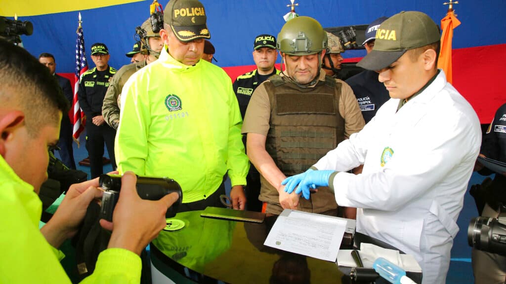 Toman las huellas dactilares de 'Otoniel', quien es el responsable de la mayor exportación de cocaína hacia Estados Unidos desde Colombia y se le señala como principal proveedor de 'El Chapo' Guzmán, exjefe del Cartel de Sinaloa.